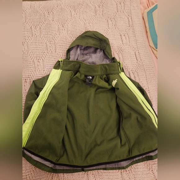 The North Face Kids Two-Tone Green Raincoat Size 7/8 Like New - Picture 2 of 8